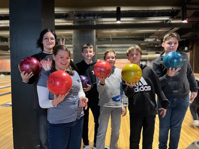 Sportovně turistický kroužek vyrazil na bowling 