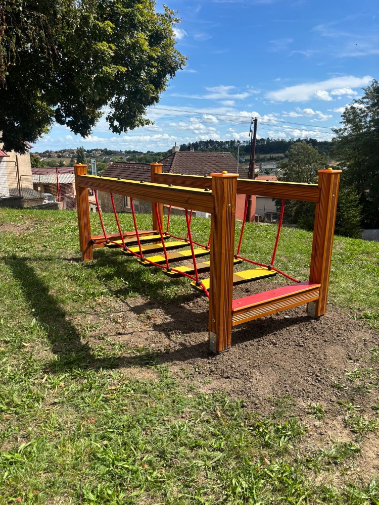 O prázdniny proběhla MŠ instalace nových herních prvků 